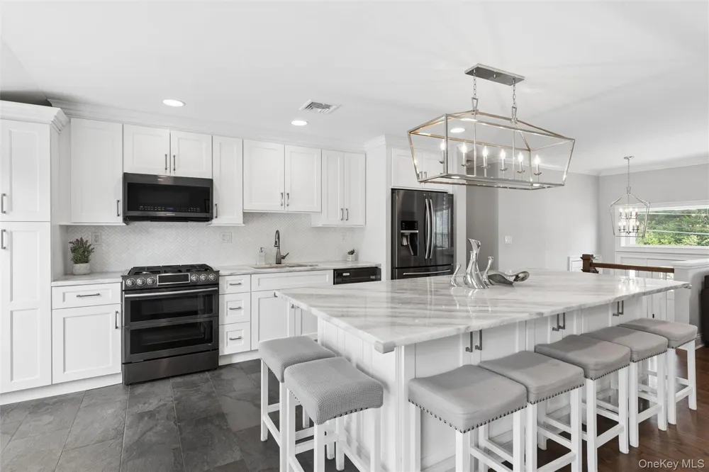 162 Stuyvesant Road Oakdale, NY 11769