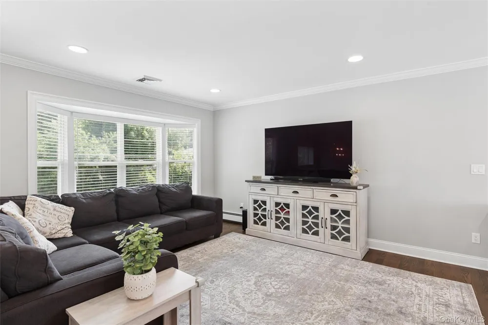 162 Stuyvesant Road Oakdale, NY 11769