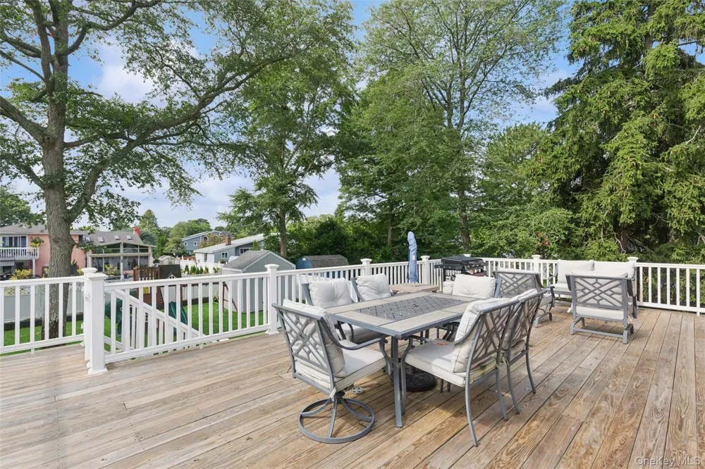 162 Stuyvesant Road Oakdale, NY 11769