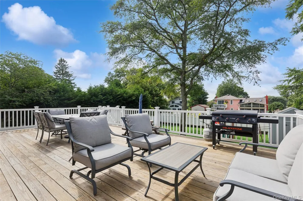 162 Stuyvesant Road Oakdale, NY 11769