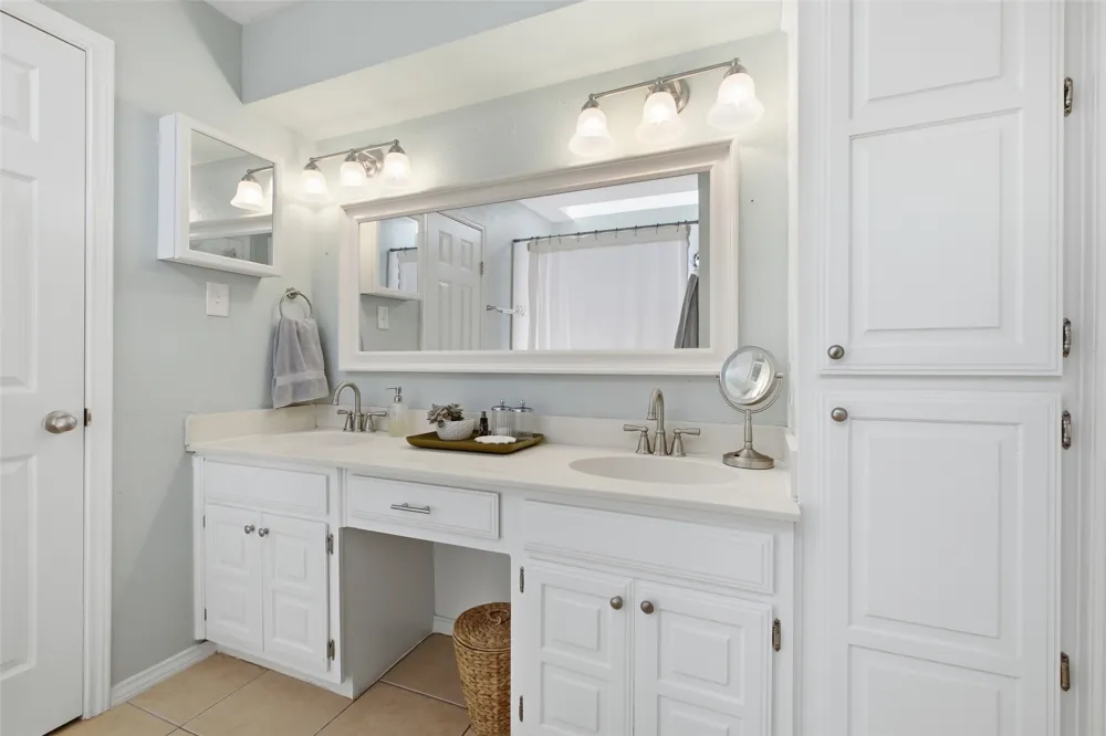 4040 Rive Lane Addison, TX 75001