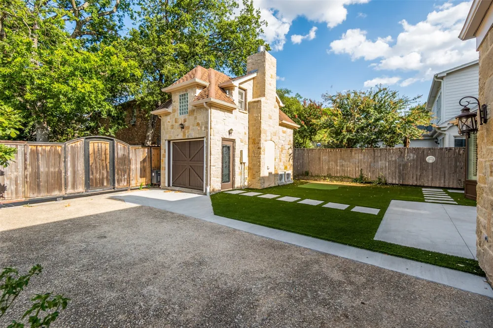 6810 Airline Road University Park, TX 75205