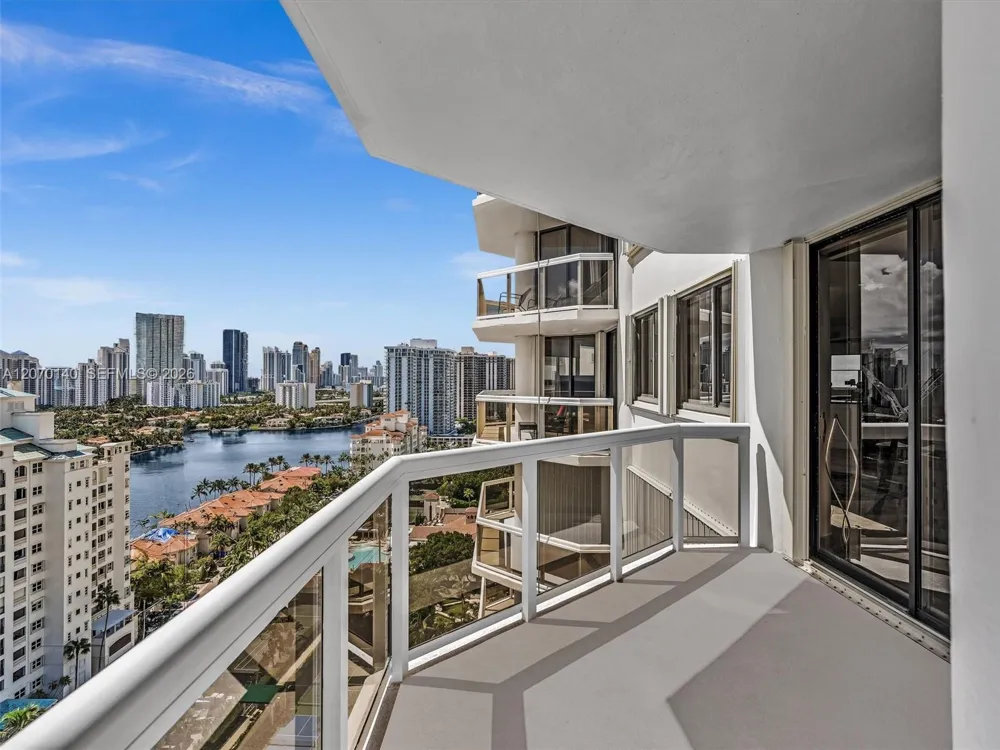 20185 E Country Club Dr #2101 Aventura, FL 33180