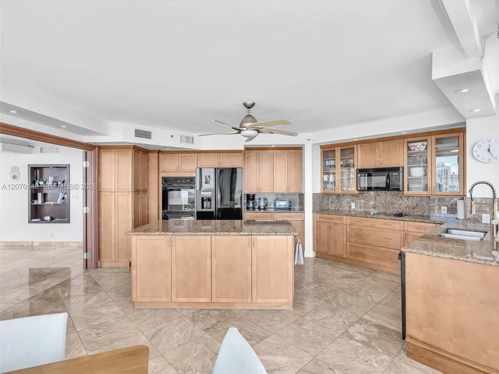 20185 E Country Club Dr #2101 Aventura, FL 33180