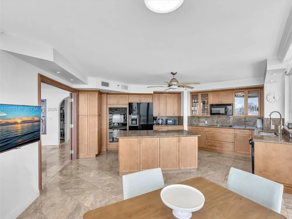 20185 E Country Club Dr #2101 Aventura, FL 33180
