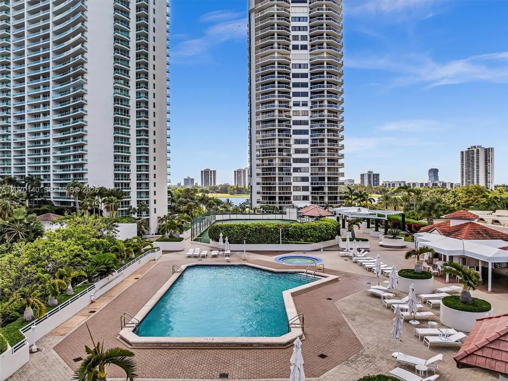 20185 E Country Club Dr #2101 Aventura, FL 33180