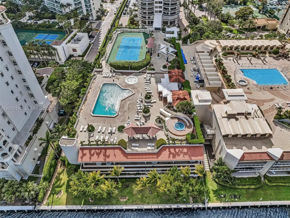 20185 E Country Club Dr #2101 Aventura, FL 33180