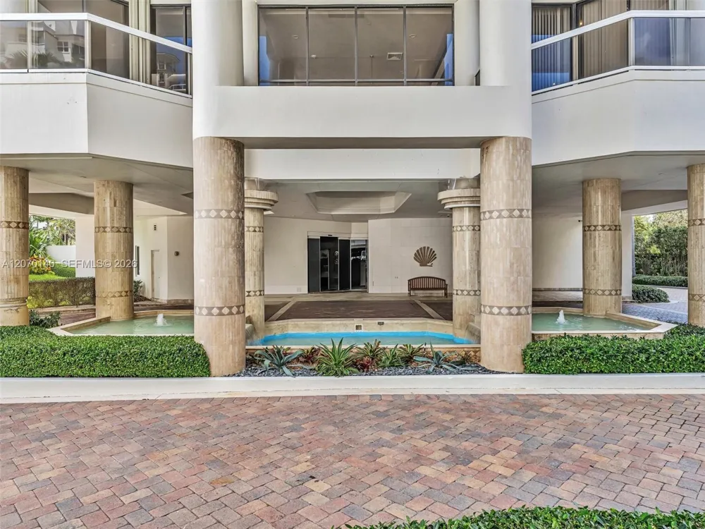 20185 E Country Club Dr #2101 Aventura, FL 33180