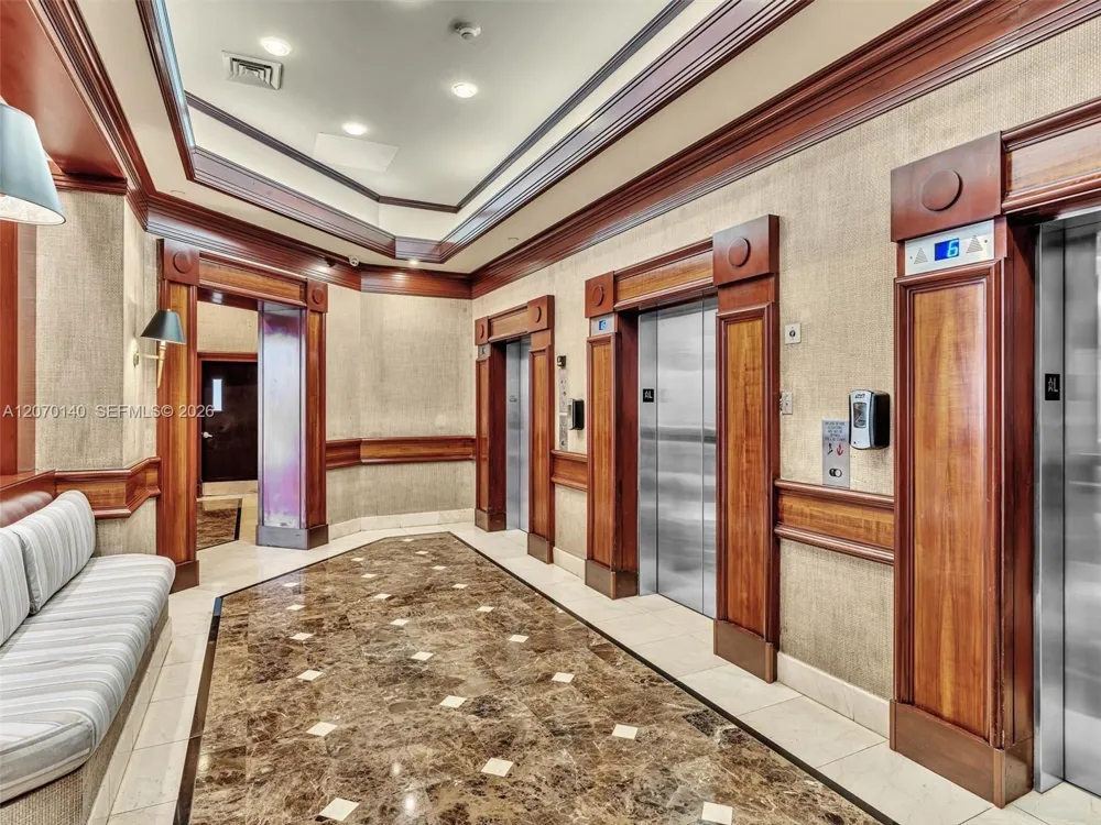 20185 E Country Club Dr #2101 Aventura, FL 33180