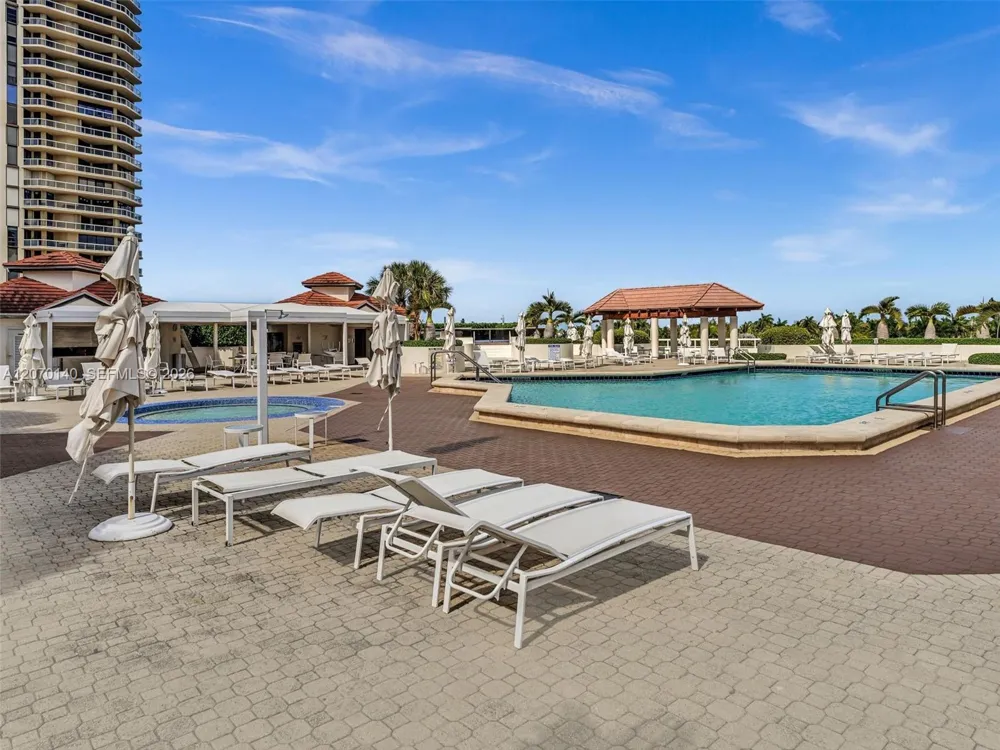 20185 E Country Club Dr #2101 Aventura, FL 33180