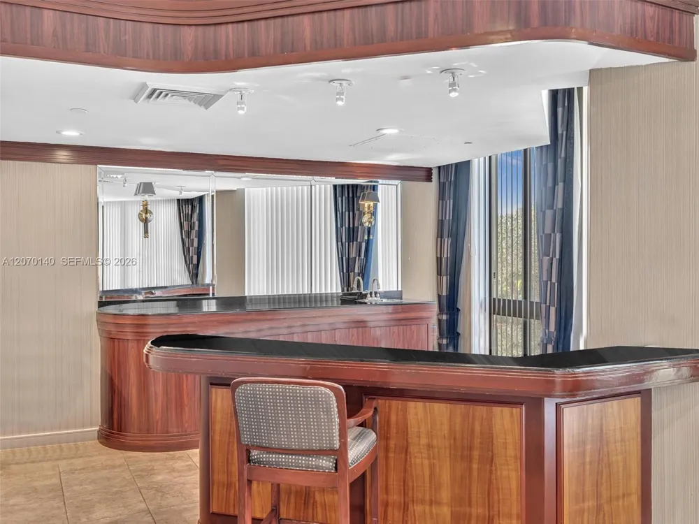 20185 E Country Club Dr #2101 Aventura, FL 33180