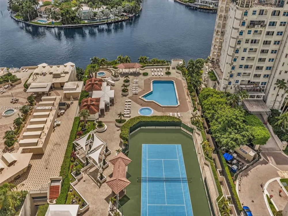 20185 E Country Club Dr #2101 Aventura, FL 33180