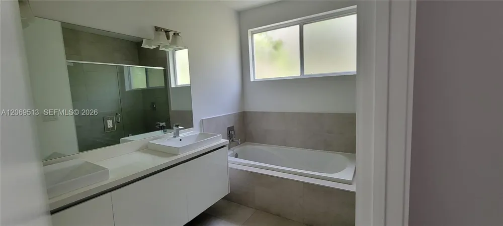 10219 NW 72nd Ter Doral, FL 33178
