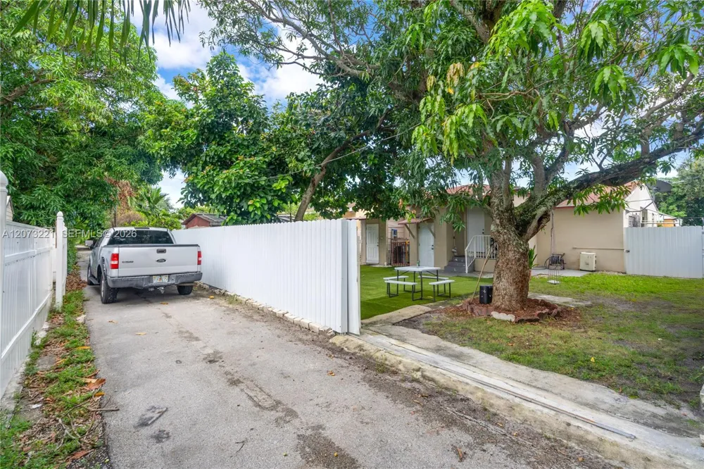 1191 NW 49th St Miami, FL 33127