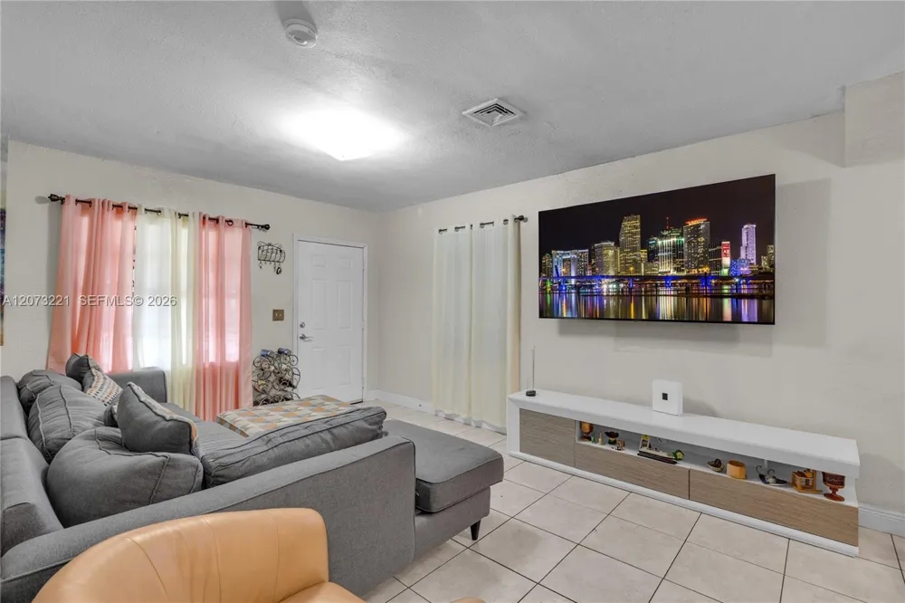 1191 NW 49th St Miami, FL 33127