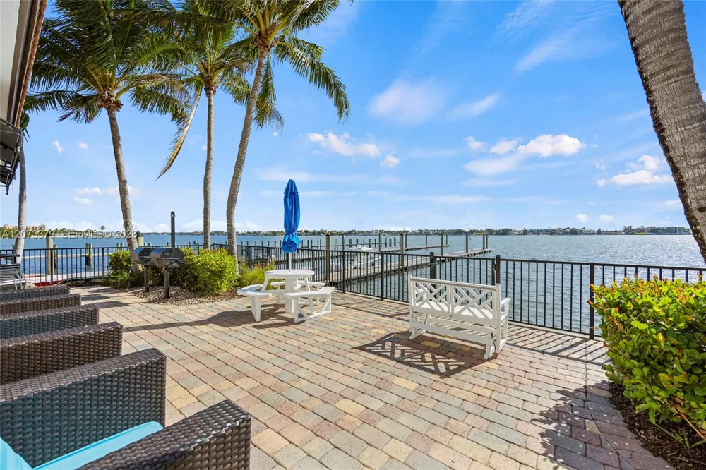 2690 Federal Hwy #30 (65) Boynton Beach, FL 33435