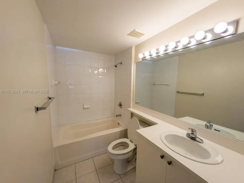 8060 Nob Hill Rd #101 Tamarac, FL 33321