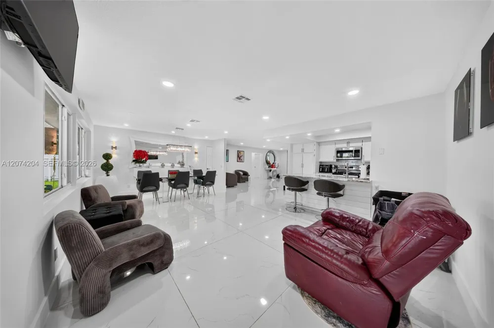 713 se Cape Coral, FL 33904