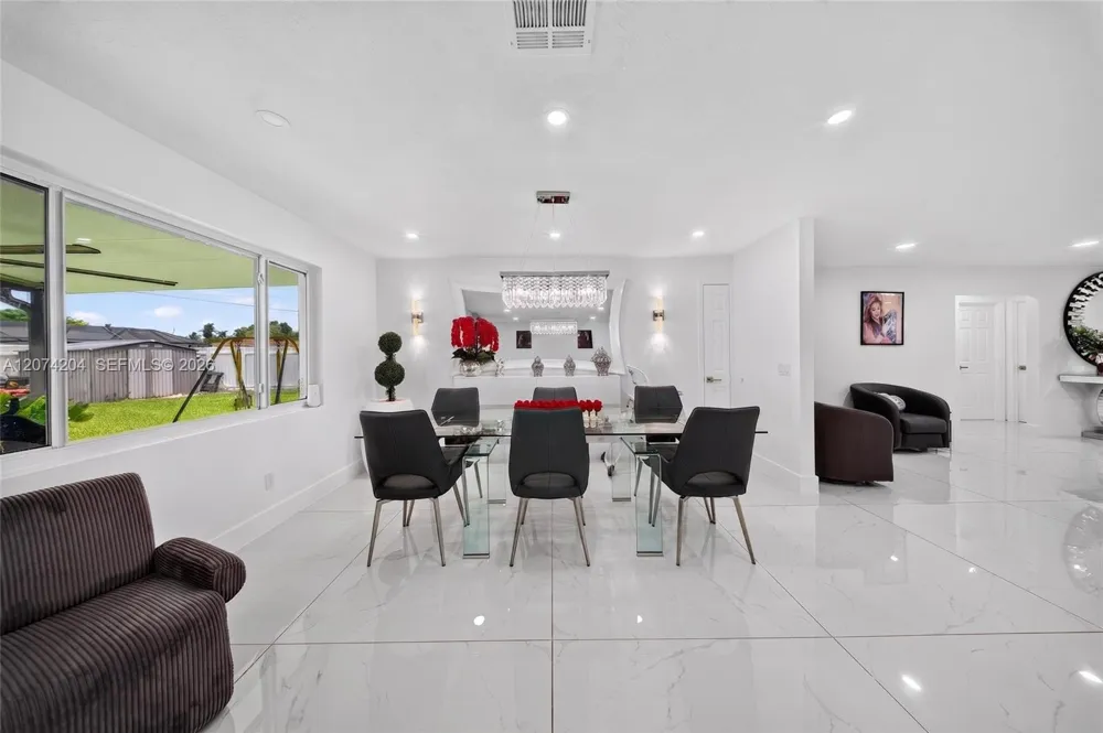 713 se Cape Coral, FL 33904