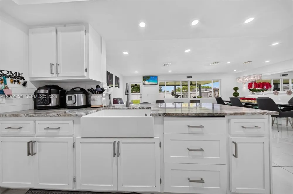 713 se Cape Coral, FL 33904