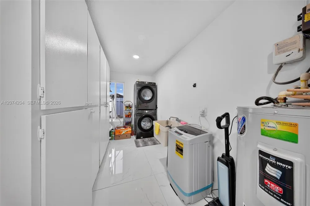 713 se Cape Coral, FL 33904