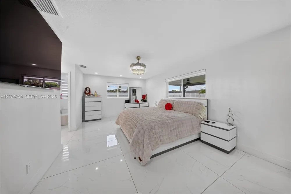 713 se Cape Coral, FL 33904
