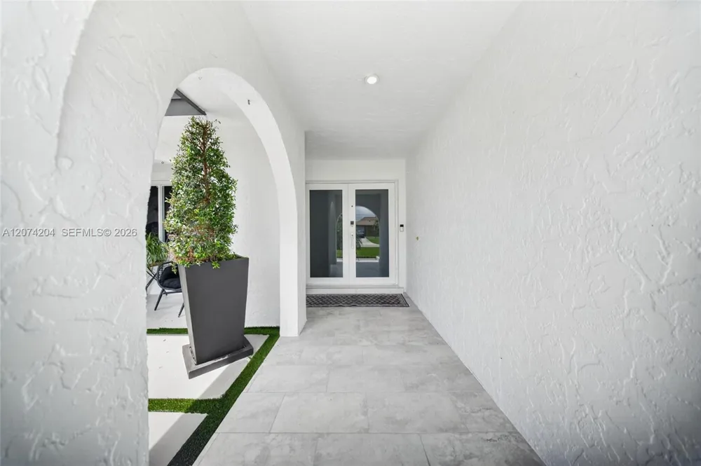 713 se Cape Coral, FL 33904