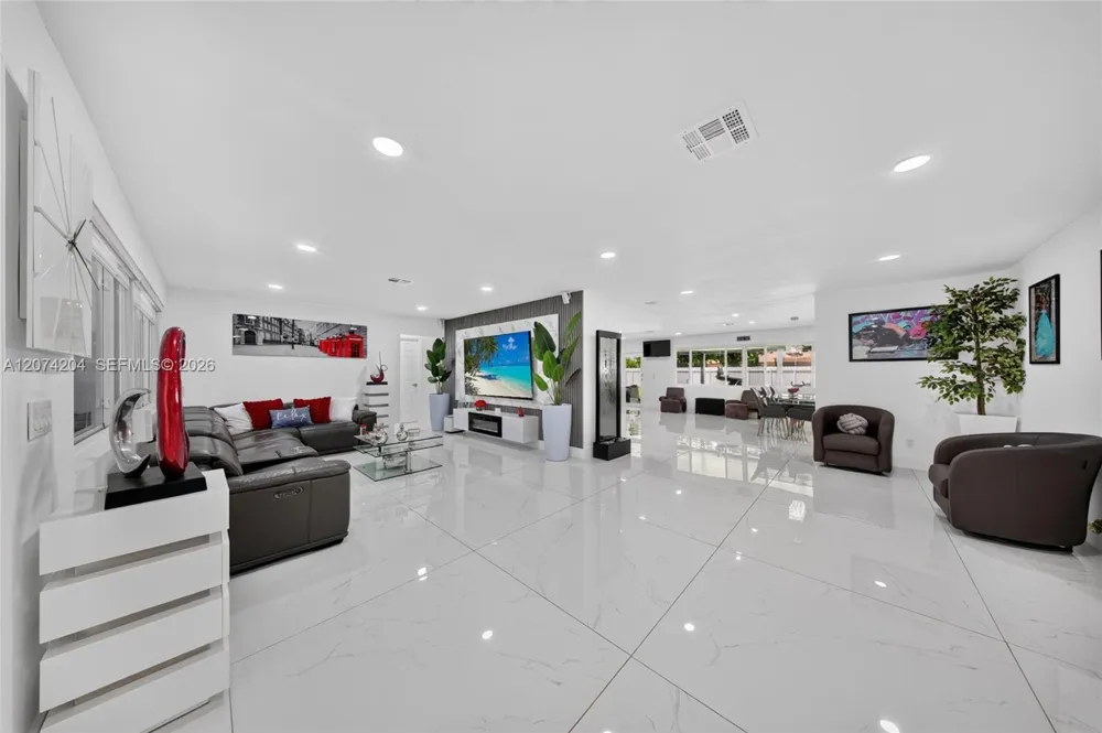 713 se Cape Coral, FL 33904