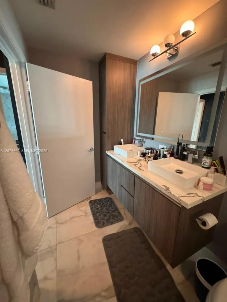 1900 Bayshore Dr #2308 Miami, FL 33132