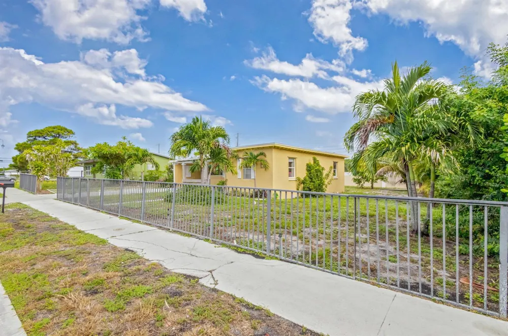 1136 W 7th Street Riviera Beach, FL 33404