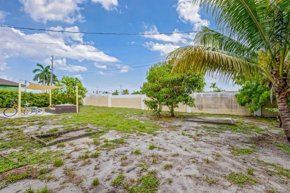 1136 W 7th Street Riviera Beach, FL 33404