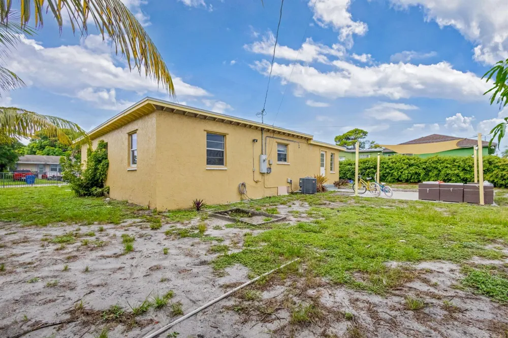 1136 W 7th Street Riviera Beach, FL 33404