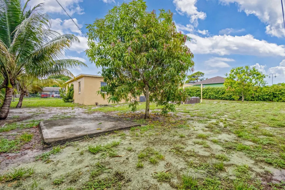 1136 W 7th Street Riviera Beach, FL 33404