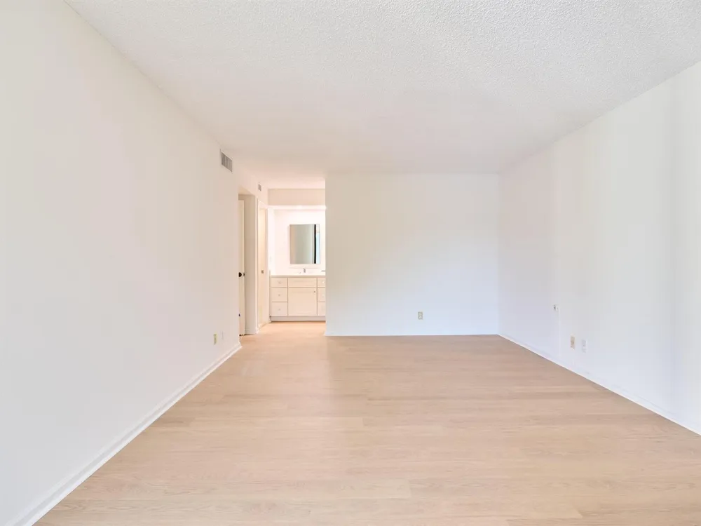 5250 Woodland Lakes Drive #130 Palm Beach Gardens, FL 33418