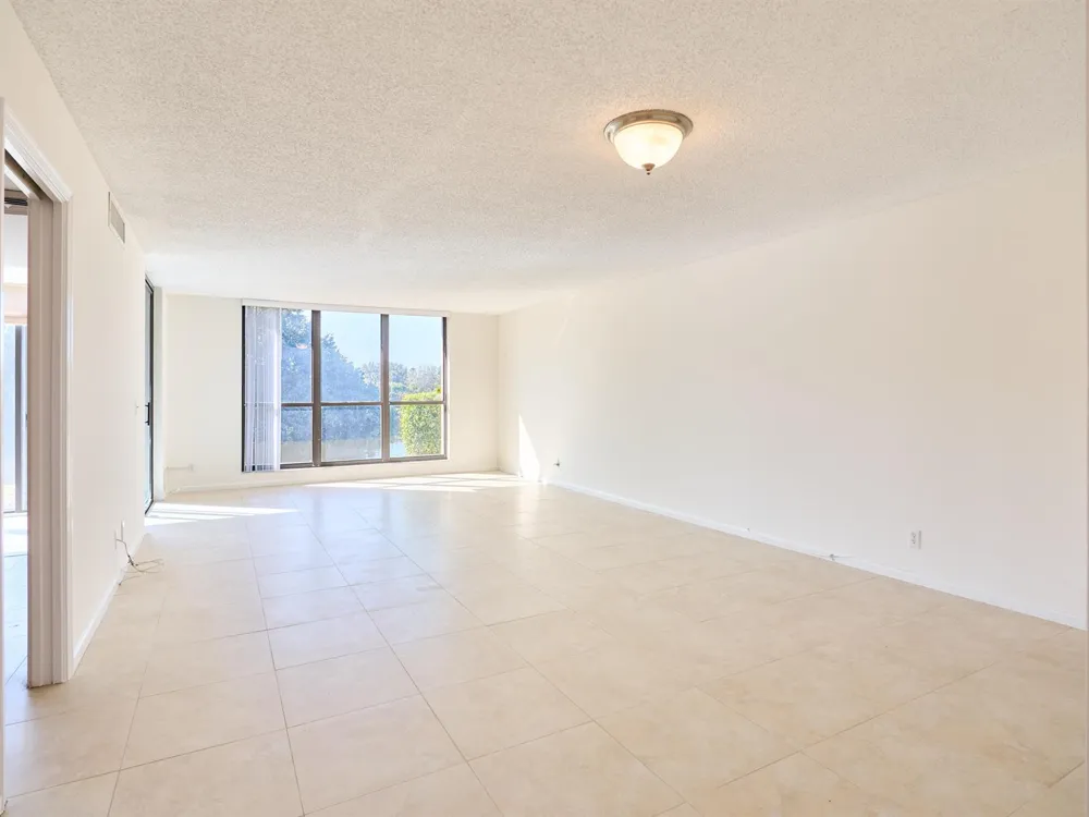 5250 Woodland Lakes Drive #130 Palm Beach Gardens, FL 33418