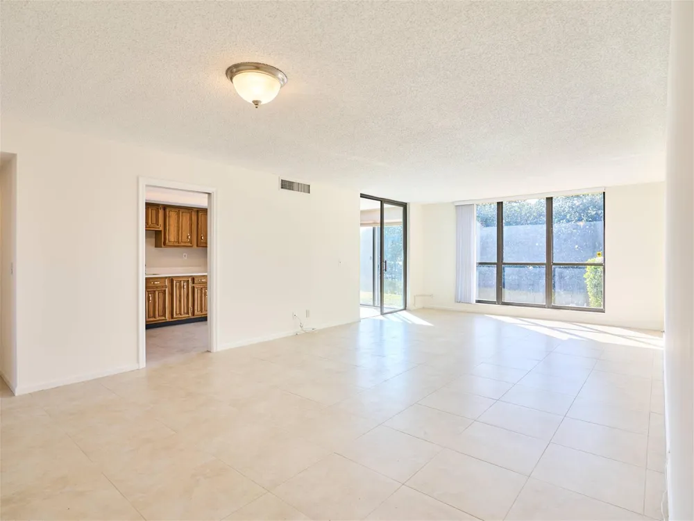 5250 Woodland Lakes Drive #130 Palm Beach Gardens, FL 33418
