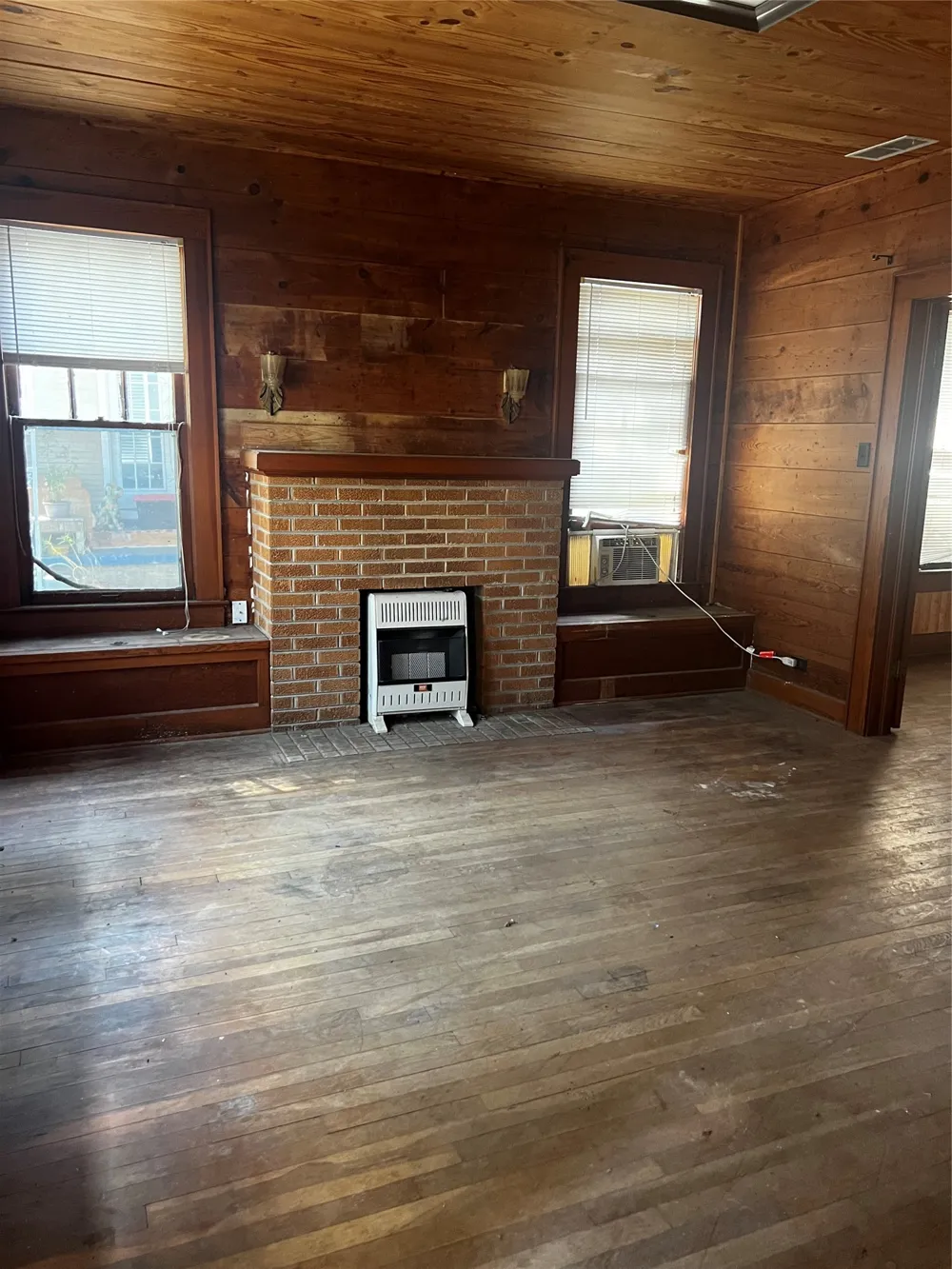1011 W Walker Street Denison, TX 75020