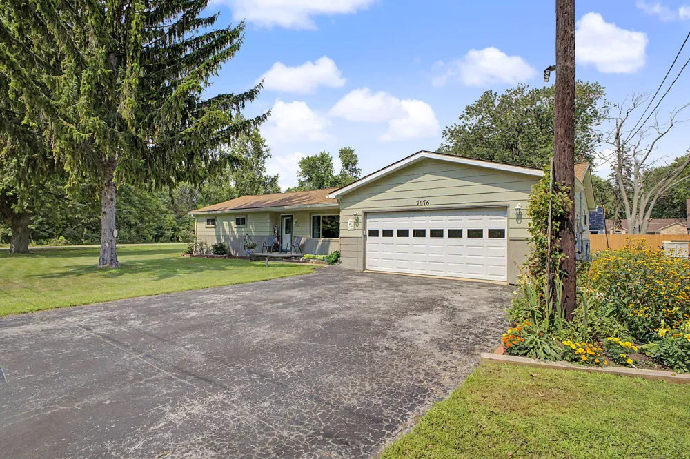7676 Southmoor Drive Monroe, MI 48161