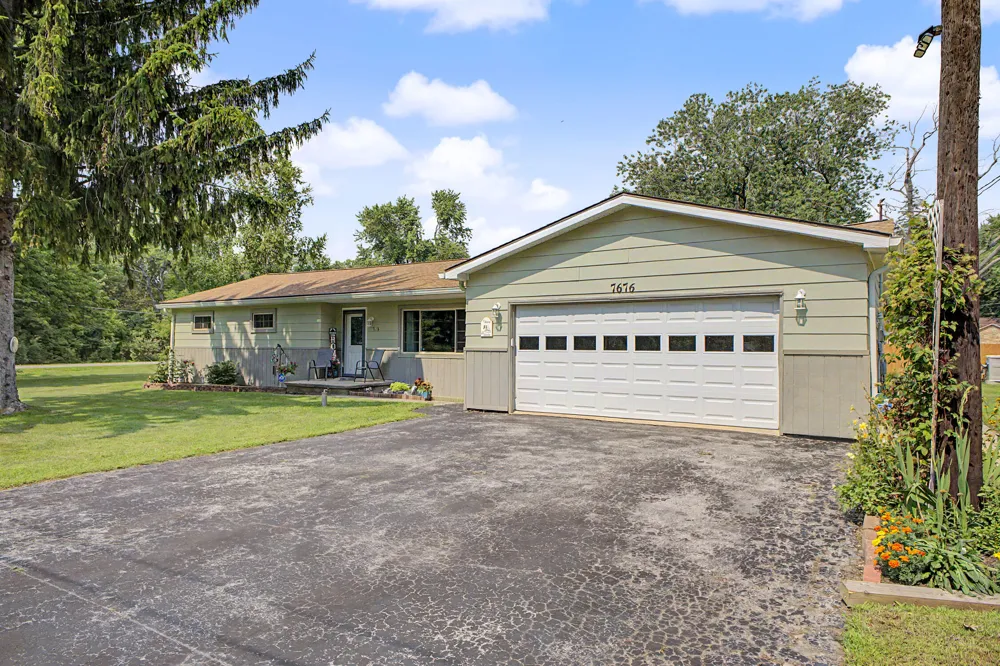 7676 Southmoor Drive Monroe, MI 48161