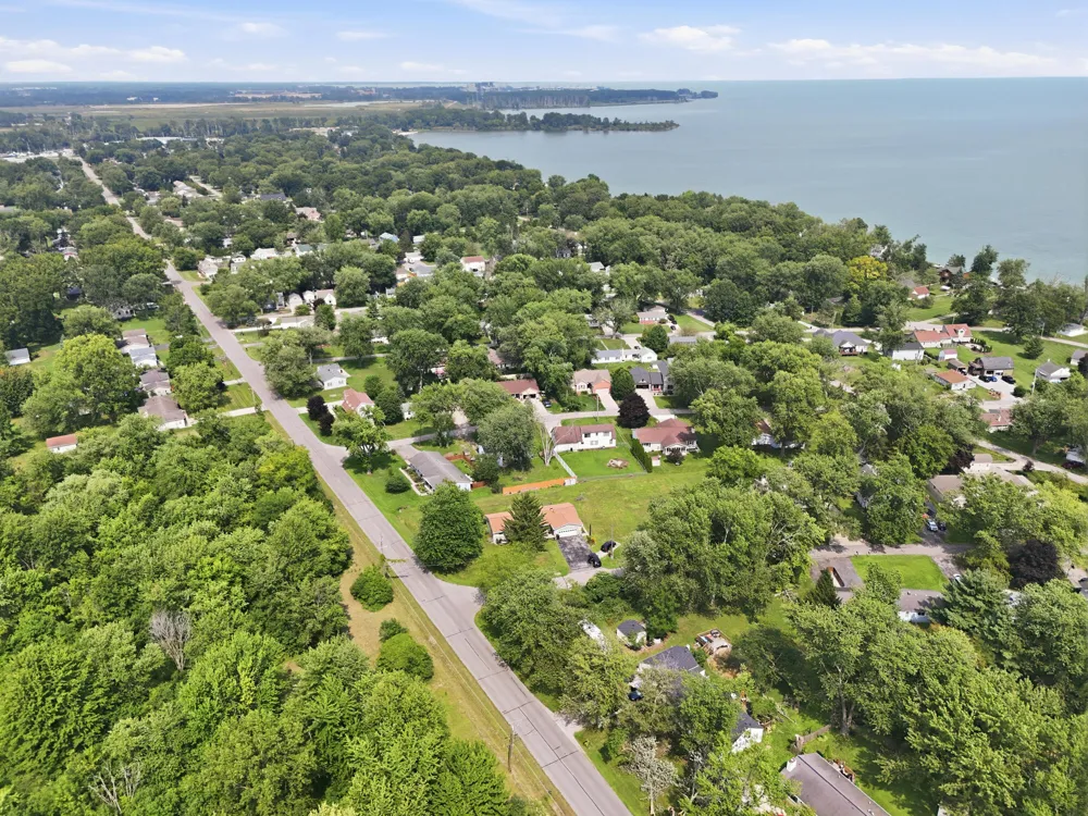 7676 Southmoor Drive Monroe, MI 48161