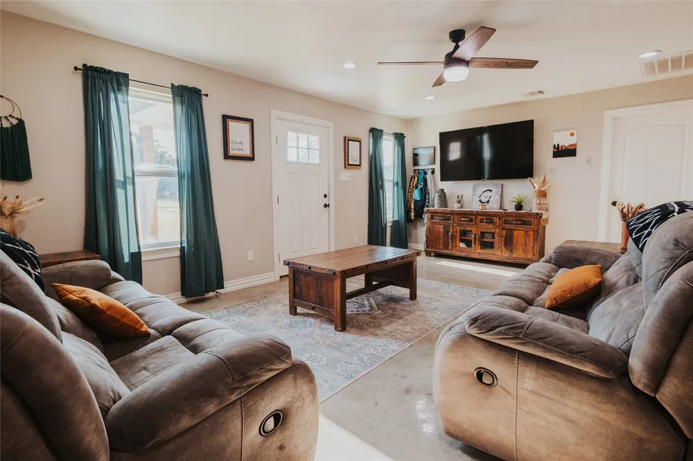 254 Hcr 1450 Covington, TX 76636