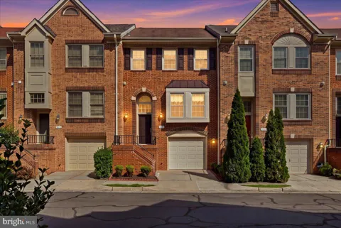 8015 MERRY OAKS COURT