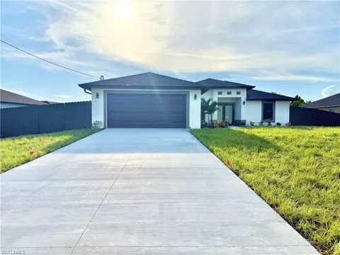 3006 NW Douglas Circle