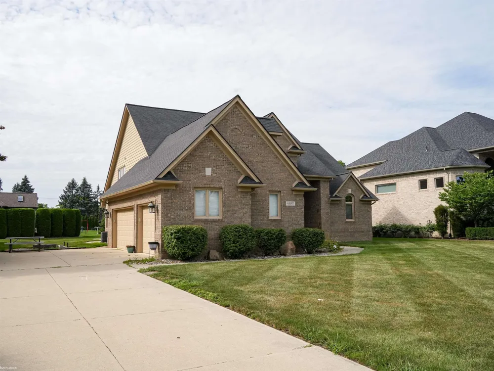 49571 Compass Point Drive Chesterfield Township, MI 48047