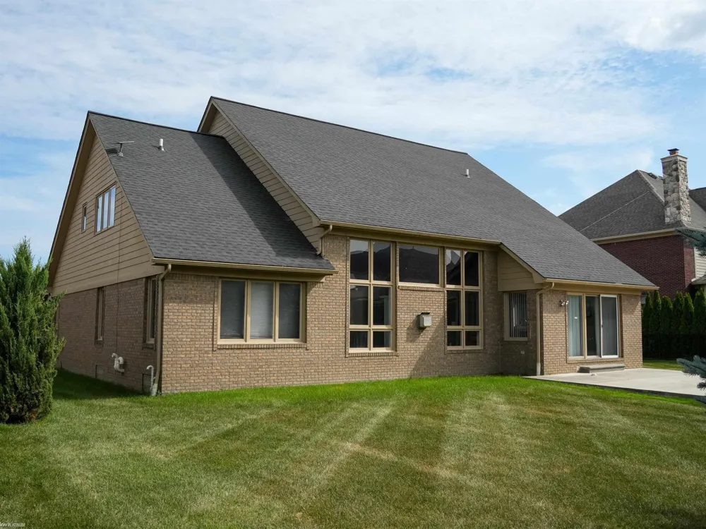 49571 Compass Point Drive Chesterfield Township, MI 48047