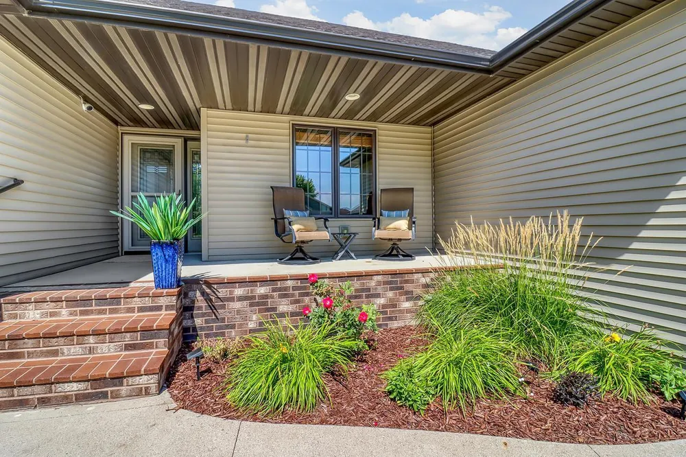555 Queens Court Moorhead, MN 56560
