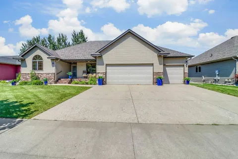555 Queens Court