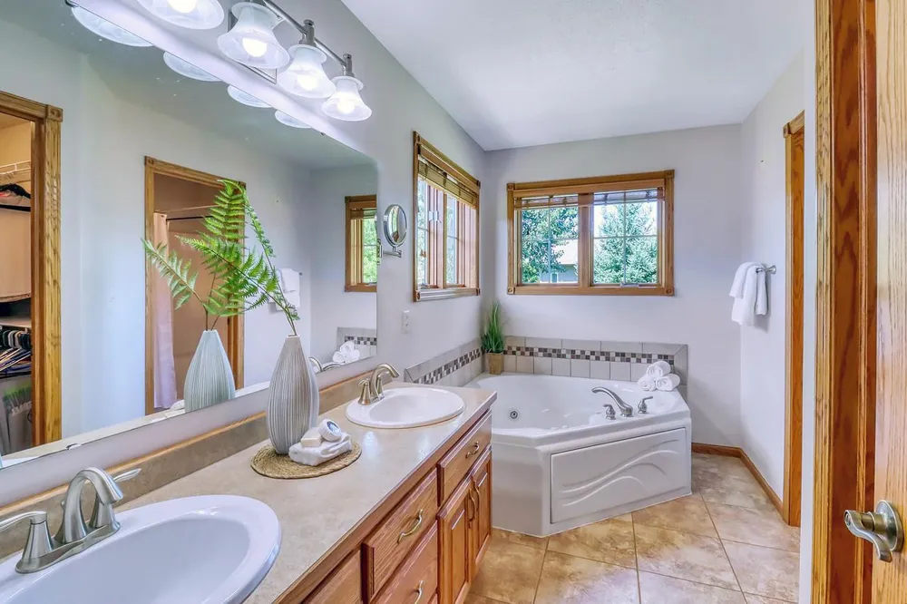 555 Queens Court Moorhead, MN 56560