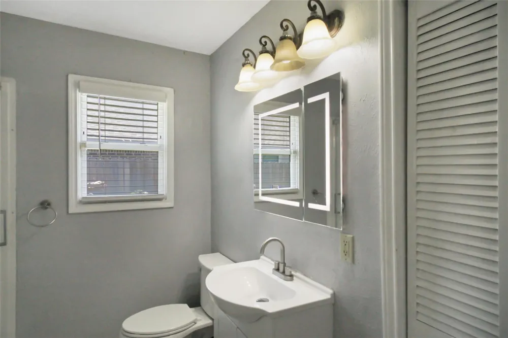 306 W Houston Avenue Pasadena, TX 77502