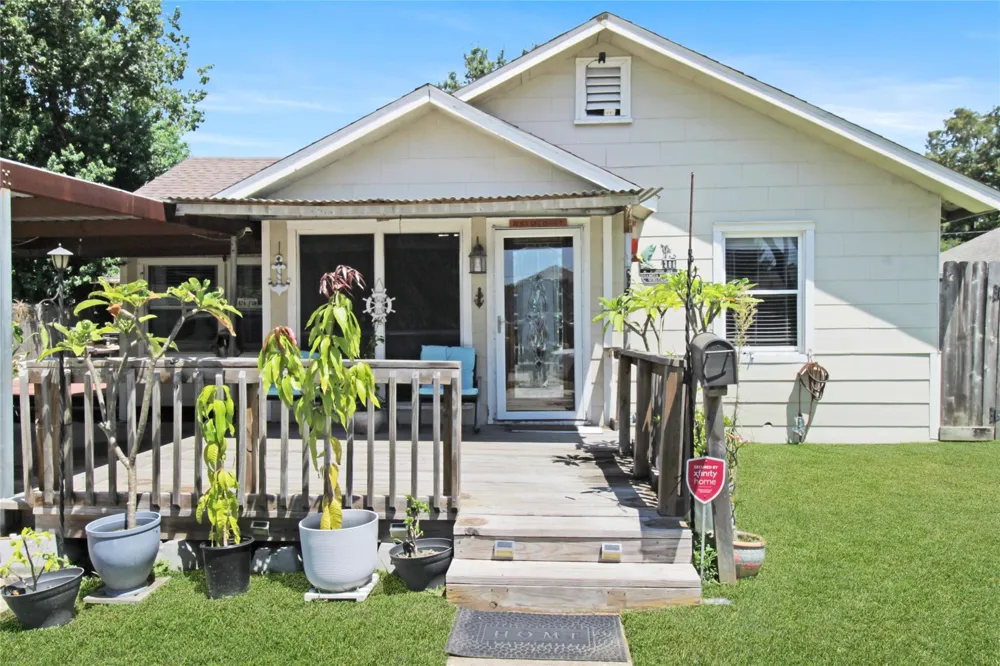 306 W Houston Avenue Pasadena, TX 77502